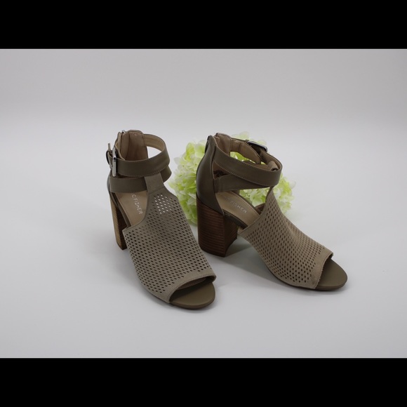 Marc Fisher Sandals with Block Heels. - Picture 4 of 9